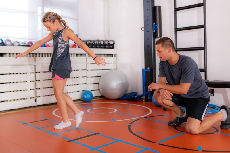 Trening dziewczynki z trenerem trener personalny z dziewczynką
