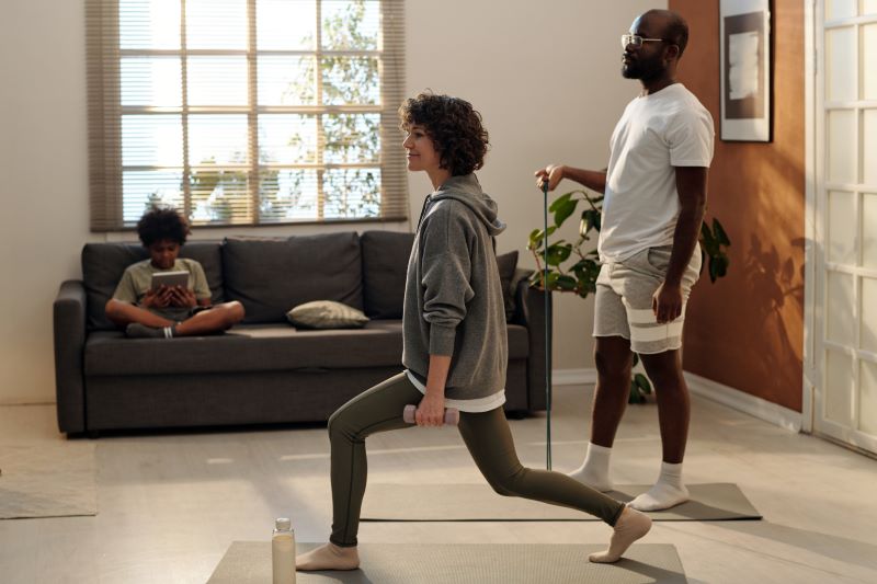 wykroki z hantlami przy rodzinie