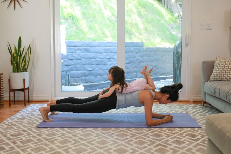 Ćwiczenia na brzuch w domu - deska z dzieckiem na plecach