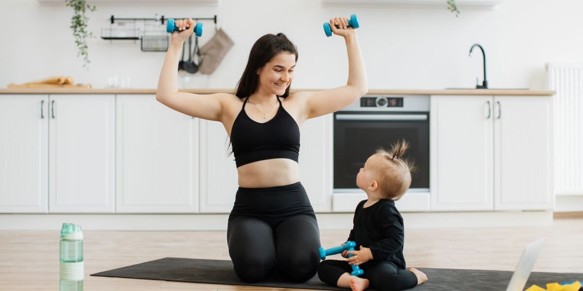 Ćwiczenia z hantlami w domu – lista skutecznych i prostych na całe ciało