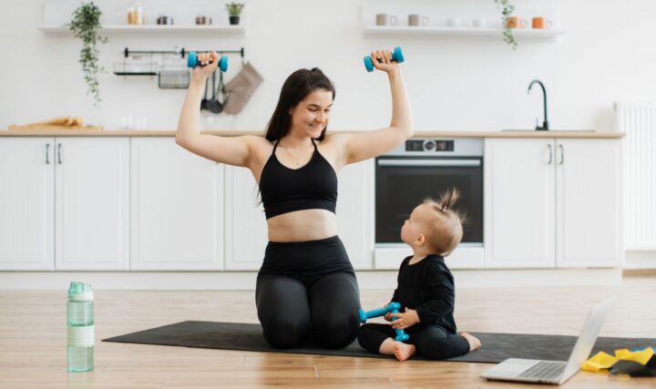 Ćwiczenia z hantlami w domu – lista skutecznych i prostych na całe ciało