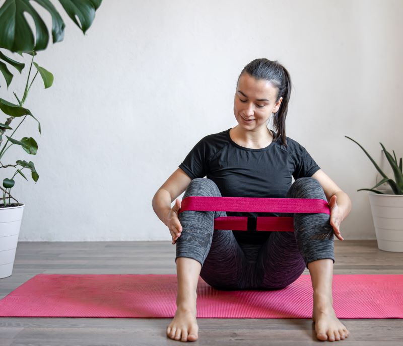 kobieta zakładająca gumę na nogi