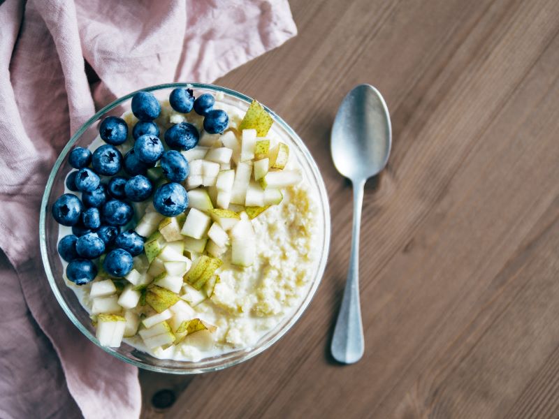 kasza jaglana z jabłkiem i jagodami na zdrowe śniadanie