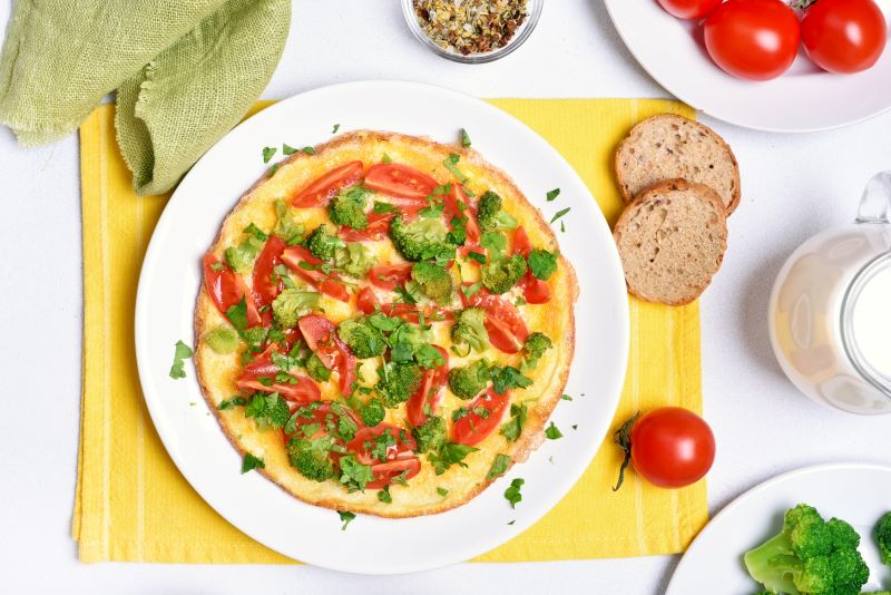omlet z warzywami jako pomysł na zdrowe śniadanie