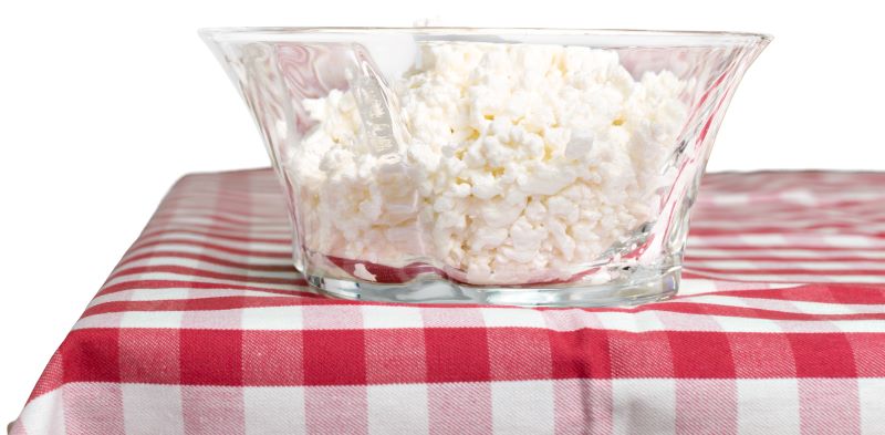 miska serka wiejskiego do dania na zdrowy, szybki obiad 