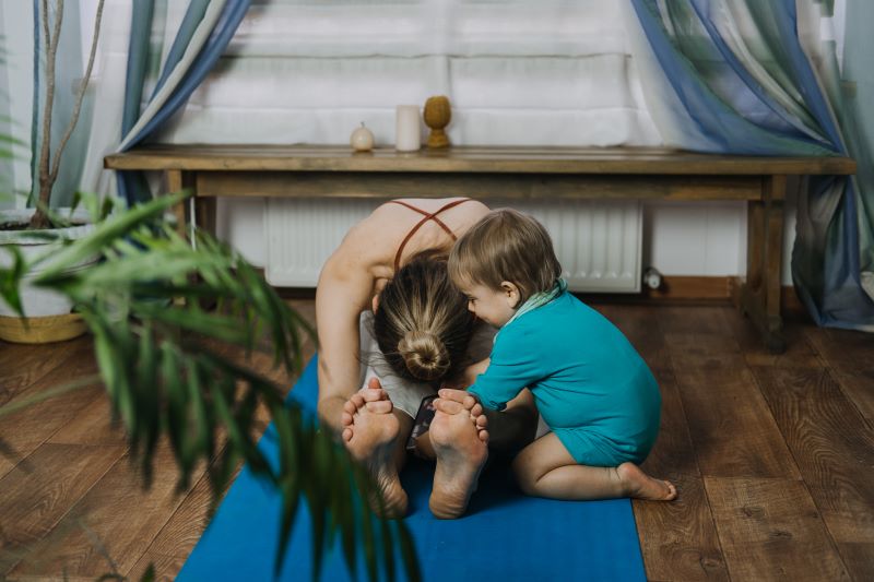 trenująca kobieta z przeszkadzającym dzieckiem