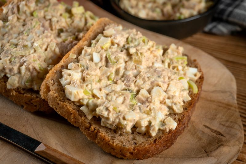 kanapki z domową pastą z tuńczyka