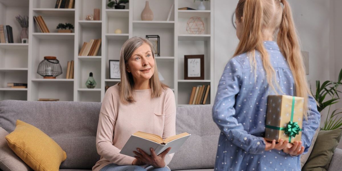 Co kupić na prezent starszej kobiecie? 10 pomysłów na podarunki dla seniorek