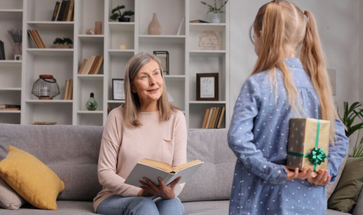 Co kupić na prezent starszej kobiecie? 10 pomysłów na podarunki dla seniorek