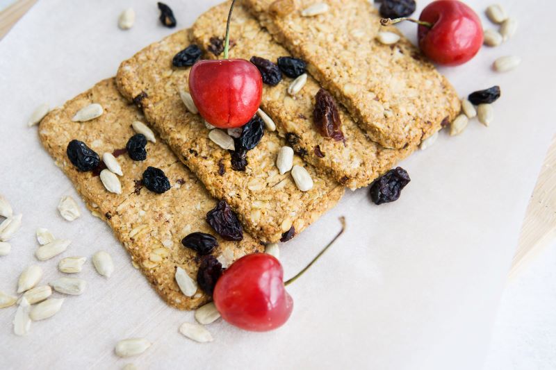 surowe batoniki na zdrowy deser dla dzieci - płatki owsiane, wiśnie, pestki
