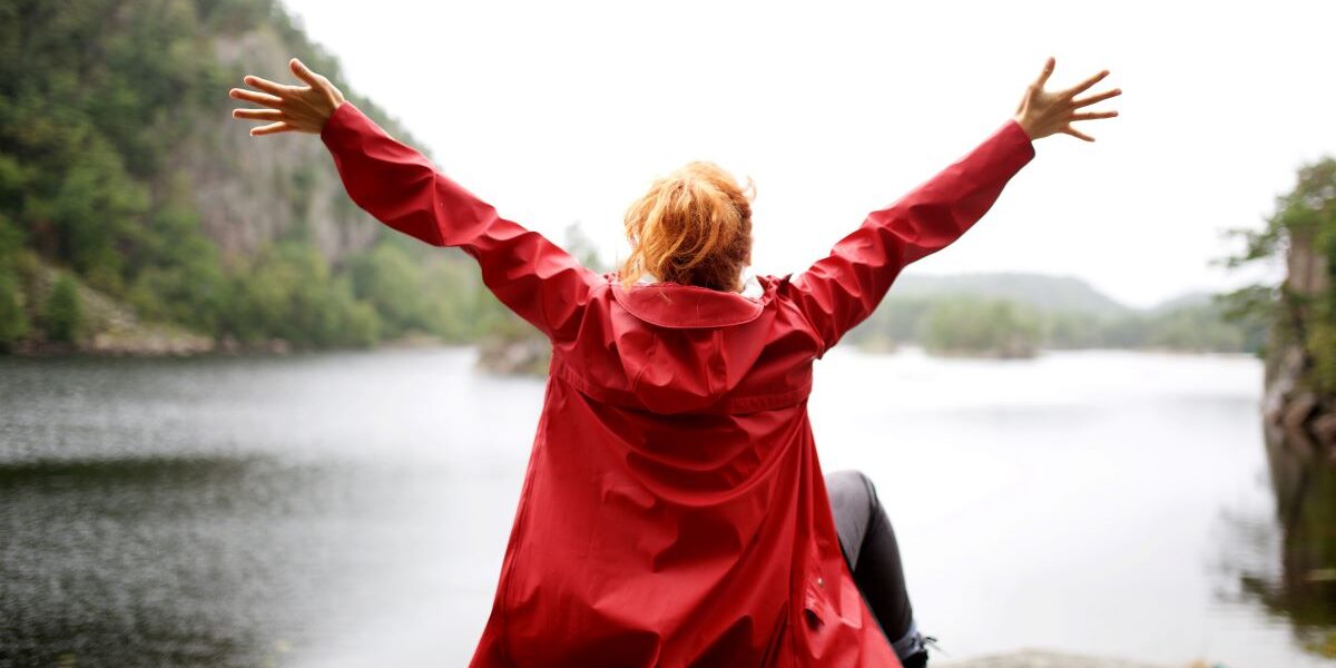 Jaka kurtka przeciwdeszczowa spisze się w sezonie na ulewy? Poradnik