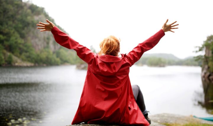 Jaka kurtka przeciwdeszczowa spisze się w sezonie na ulewy? Poradnik