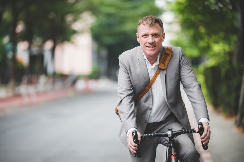 jazda na rowerze do pracy w garniturze
