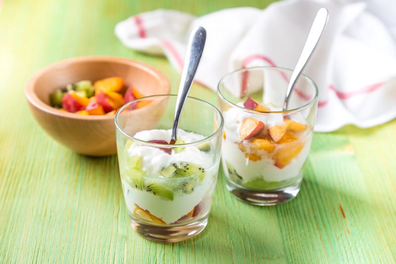 ładnie podane zdrowe desery dla dzieci - owoce z naturalnym jogurtem