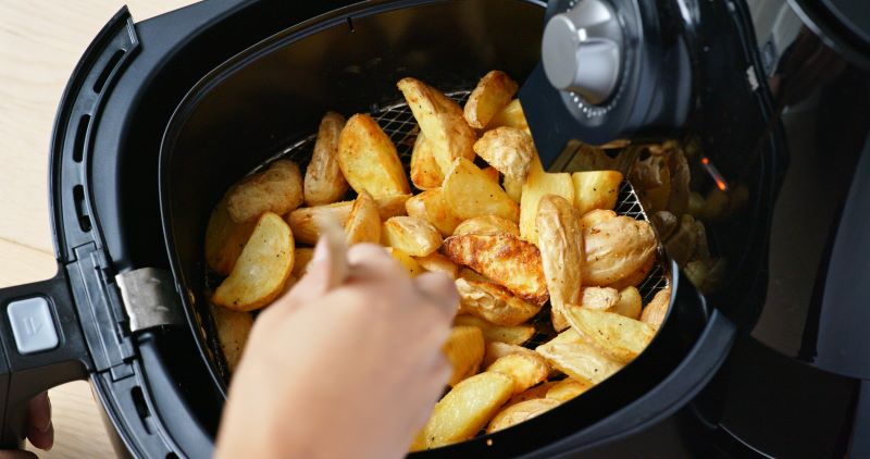 frytkownica beztłuszczowa - jak działa pieczenie ziemniaków w niej