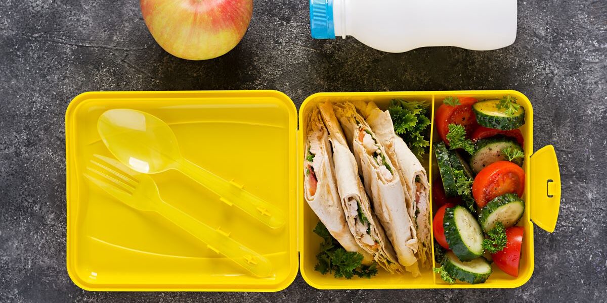 Pomysły na śniadanie do szkoły – 10 zdrowych opcji. Przepisy i inspiracje