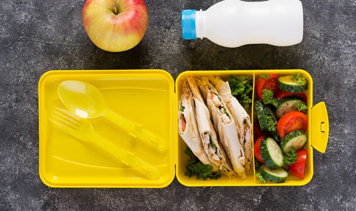 Pomysły na śniadanie do szkoły – 10 zdrowych opcji. Przepisy i inspiracje