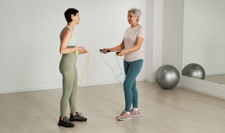 Skakanie na skakance – aktywność nie tylko dla dzieci. Jak skakać i co to daje?