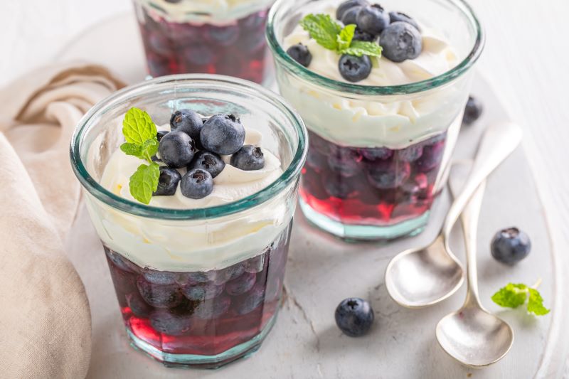 galaretka owoce i bita śmnietana w deserze