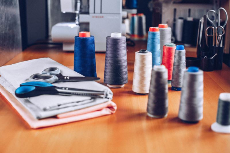 praktyczny prezent pod choinkę - komplet nici do szycia