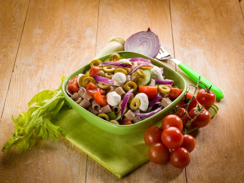 sałatka makaronowa z pełnoziarnistego makaronu i warzyw