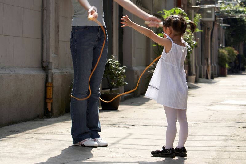 mama z córką ćwiczą skakanie na skakance