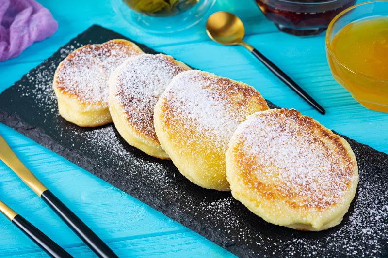 placki syrniki jako pomysł na śniadania do  szkoły na słodko