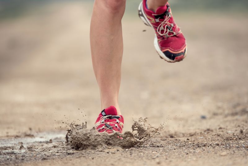 bieganie w kałuży a buty