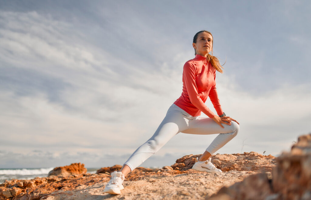 kobieta rozciąga się w odzieży outdoorowej