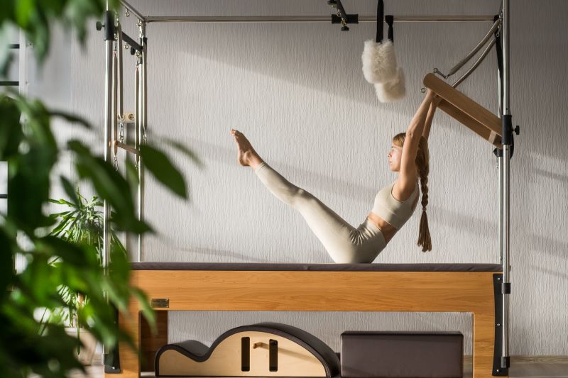 Ćwiczenie pilatesu na maszynie pilates co to przykładowe ćwiczenie z maszyną