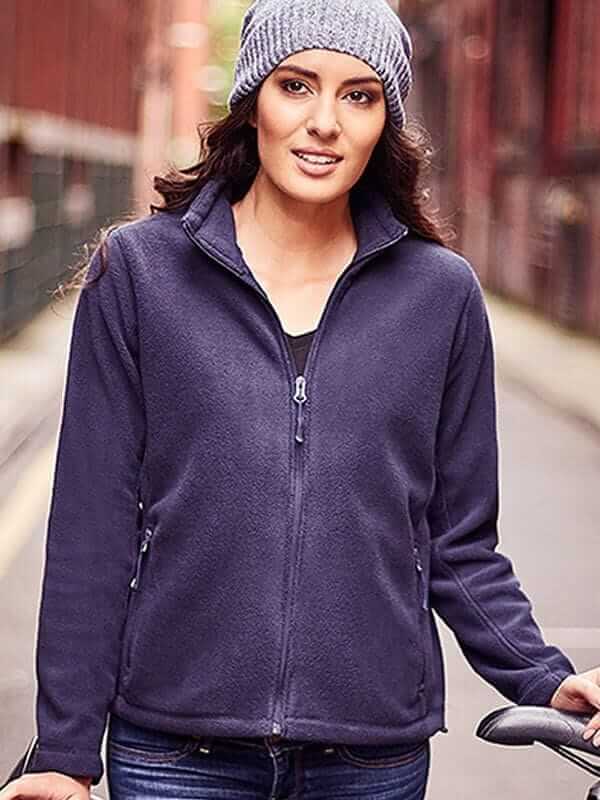 kobieta w polarze firmowym typu outdoor