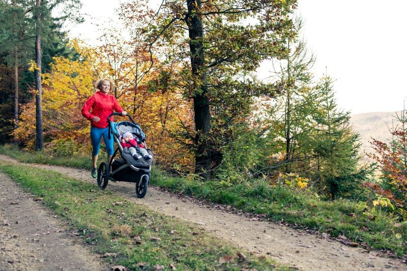 mama uprawiająca jogging z wózkiem