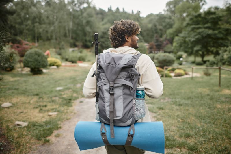 turystyczny plecak z miejscem na wodę, karimatę i kijki