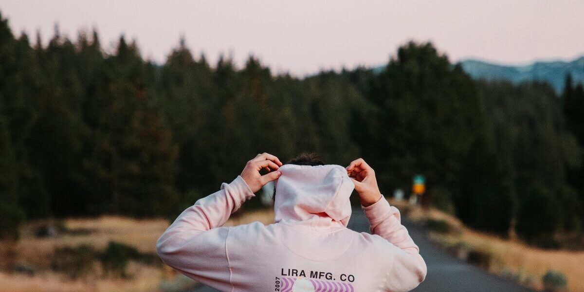 Jak usunąć nadruk z bluzy – praktyczne sposoby 