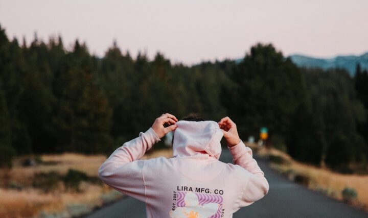 Jak usunąć nadruk z bluzy – praktyczne sposoby 