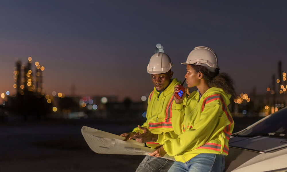 Dlaczego warto nosić odblaskowe bluzy? Bezpieczeństwo na drodze i poza nią