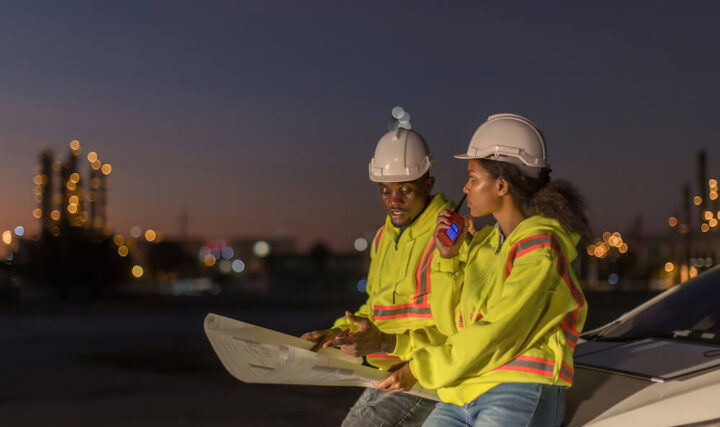 Dlaczego warto nosić odblaskowe bluzy? Bezpieczeństwo na drodze i poza nią