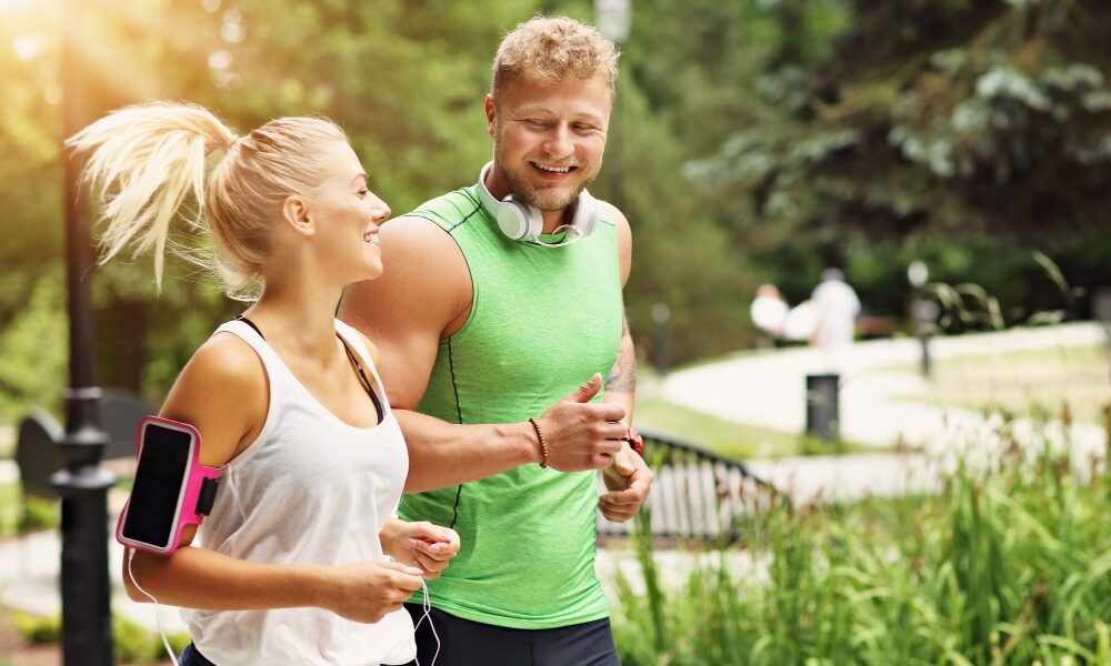 Jesień na sportowo: Jakie sporty warto uprawiać o tej porze roku?