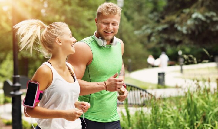 Jesień na sportowo: Jakie sporty warto uprawiać o tej porze roku?