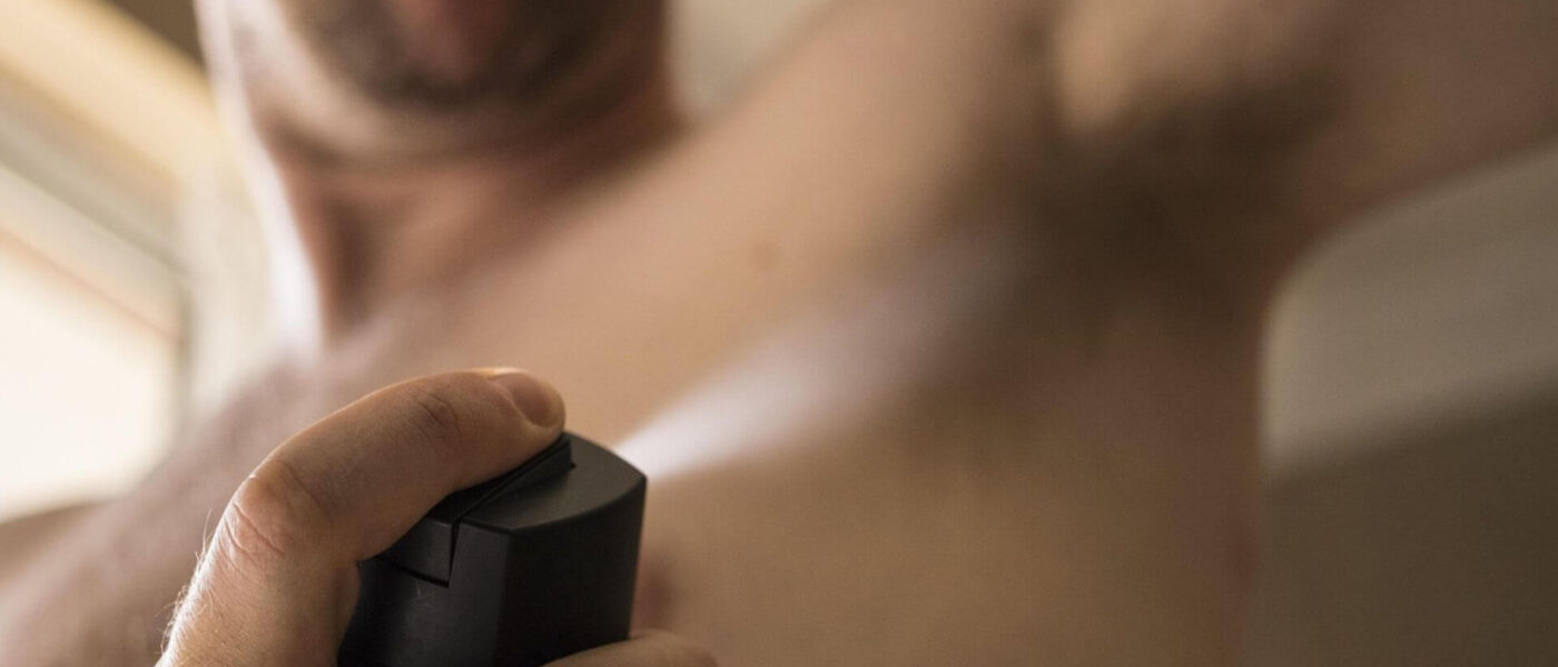 Jak działa antyperspirant i czym różni się od zwykłego dezodorantu?