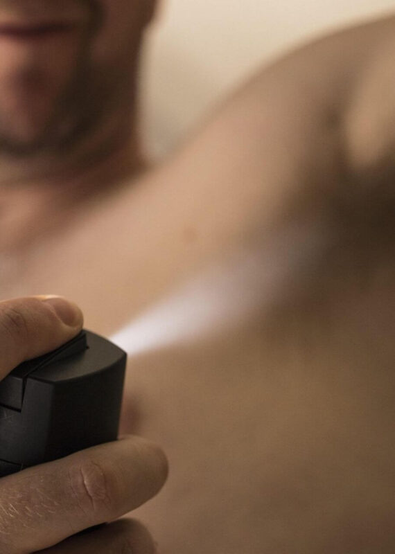 Jak działa antyperspirant i czym różni się od zwykłego dezodorantu?